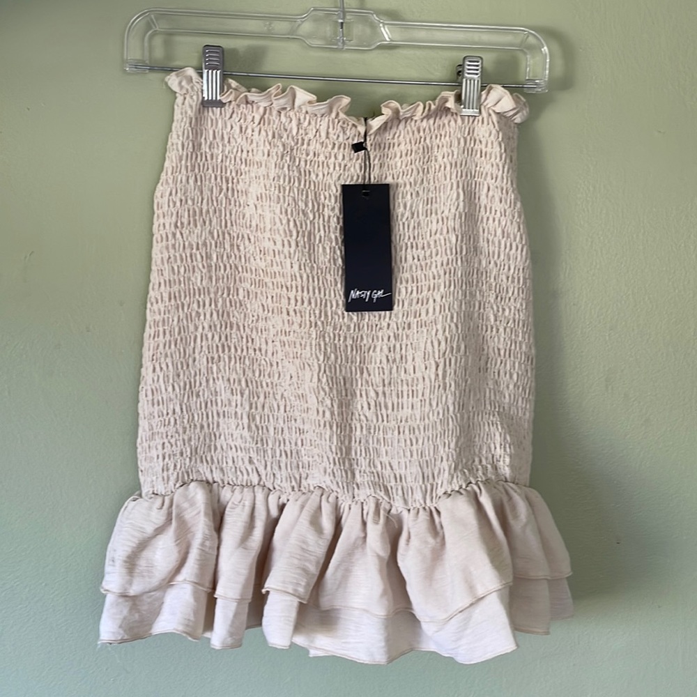 Nasty Gal scrunchy skirt size 4 NWT beige